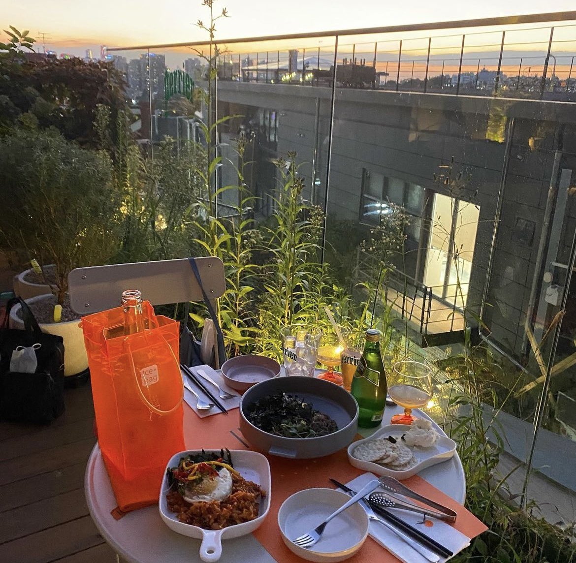 isshosis's tweet photo. 테라스의 계절이 돌아왔다! 와인바 추천

🍸 이태원 tulip

노을지는 남산뷰를 만끽할 수 있는 곳으로 안주 가격들도 합리적인 편 - 저는 차돌김볶이랑 들기름 막국수 시켰는데 메뉴가 조금씩 바뀌는듯! 뷰만 보고 간거였는데 맛도 정갈하니 갠춘해서 한국 들어가면 재방문할 곳 중 하나 https://t.co/Fjbr8IXbj1