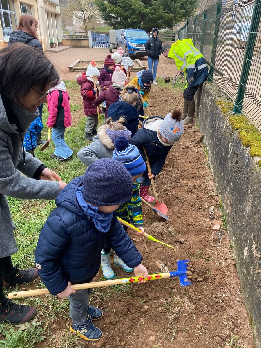 MoselleHunt's tweet photo. #FDC88
Atelier plantation de #haies et découverte des quelques espèces animales par le biais de jeux ludiques, pour ces enfants de maternelle.
#IlsSachentNousChassons #ChassePartage #Biodiversité #Vosges #ChasseursEnAction https://t.co/gS1G1O3IHH