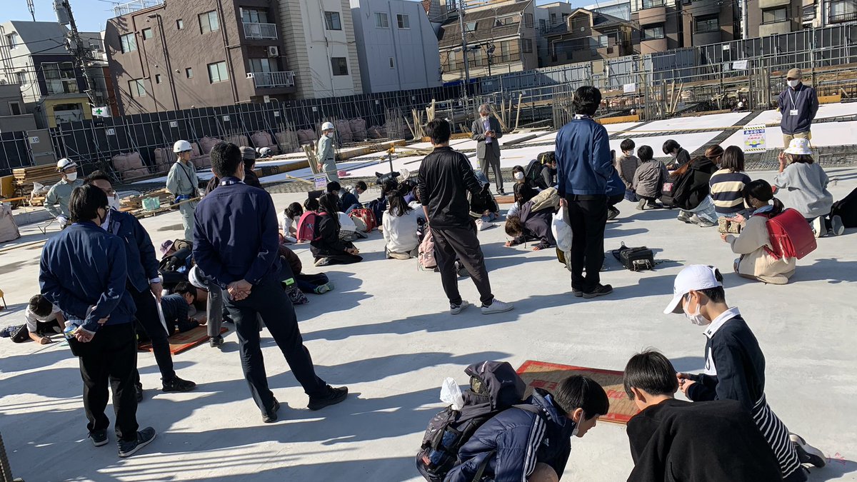 setagaya_eizen's tweet photo. 池之上小学校6年生の「池之上小学校改築工事現場見学会」では、校長先生からの依頼を受け、卒業する生徒に思い出が残るようにと、参加した生徒に１階床のコンクリートに絵や文字を描いてもらいました。完成すると外からは見えなくなりますが、生徒の心には残っていくでしょう。#世田谷　#池之上小学校 https://t.co/JyeIC4cLop