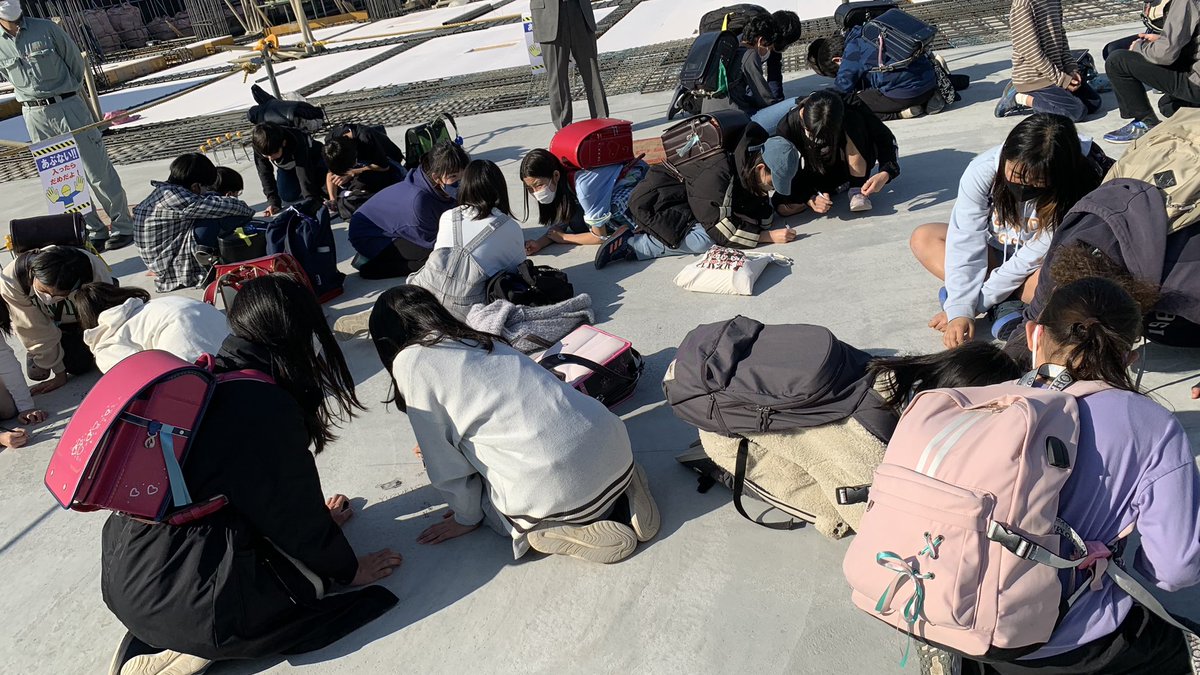 setagaya_eizen's tweet photo. 池之上小学校6年生の「池之上小学校改築工事現場見学会」では、校長先生からの依頼を受け、卒業する生徒に思い出が残るようにと、参加した生徒に１階床のコンクリートに絵や文字を描いてもらいました。完成すると外からは見えなくなりますが、生徒の心には残っていくでしょう。#世田谷　#池之上小学校 https://t.co/JyeIC4cLop