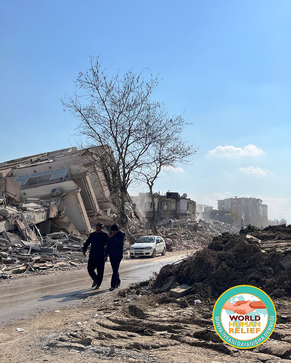 WHR olarak elimizdeki tüm imkanlarla depremden etkilenen insanlara ulaşmaya çalışıyor, onları mutlu etmek için elimizden geleni yapıyoruz. İnsani yardımın yanı sıra psikososyal bir yaklaşımla bağ kuruyor ve depremden etkilenen kişilerin güçlenmesi için çabalıyoruz.☀️🕊