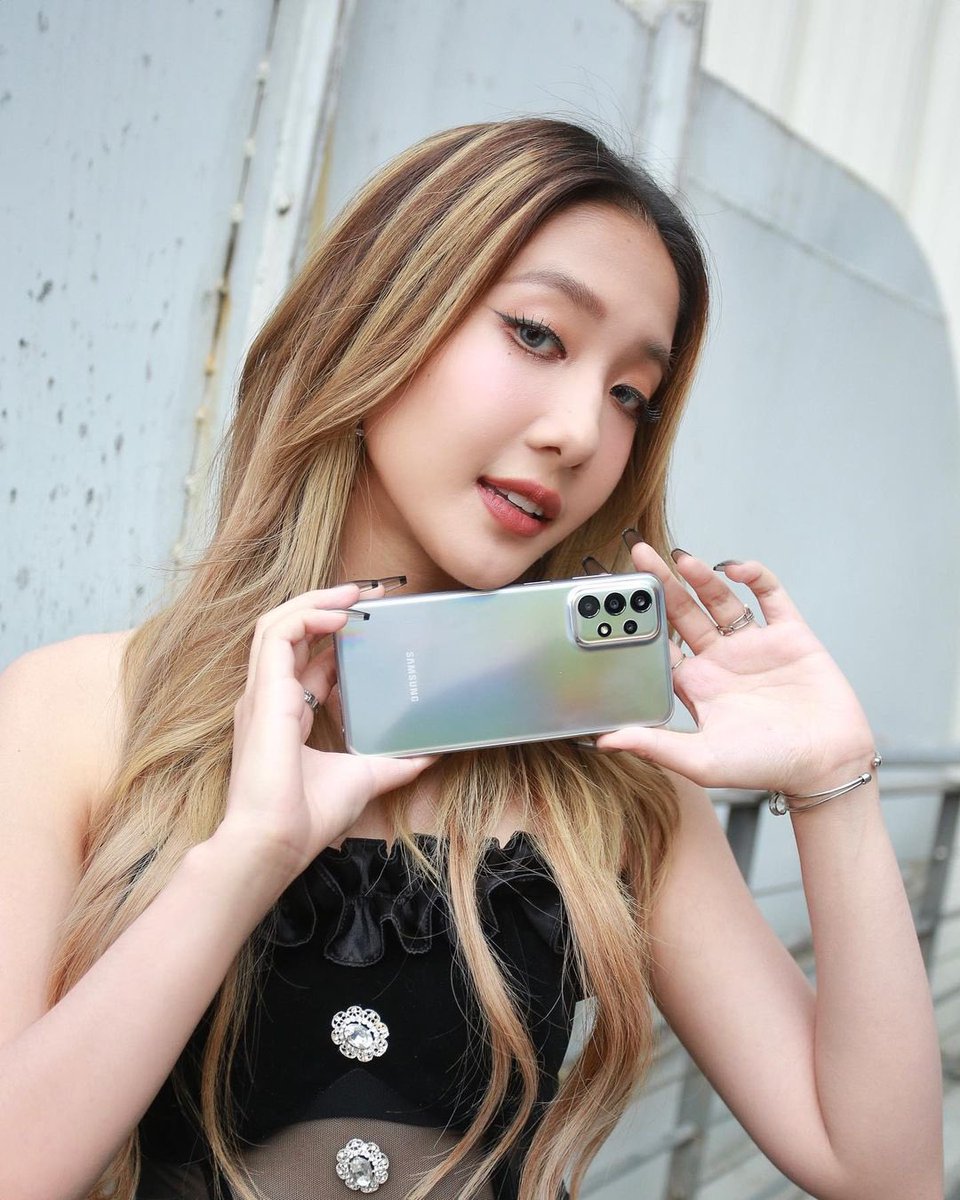 kwongboo's tweet photo. แกกับสีโทรศัพท์สวยเหมือนกันเลย #Silverbright #GalaxyA235G #jorin4EVE https://t.co/JVHPfUwi35