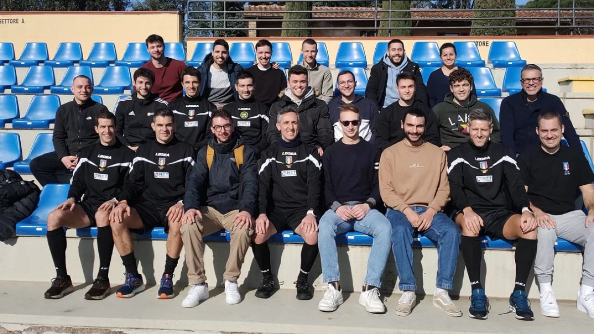 AIA_it's tweet photo. Incontro a #Coverciano tra l'#AIA e gli studenti della Scuola di Scienze Motorie di Urbino. Leggi la news: https://t.co/OAKEkyhE3Y #arbitri #calcio #sport https://t.co/NQV3s3uUIt
