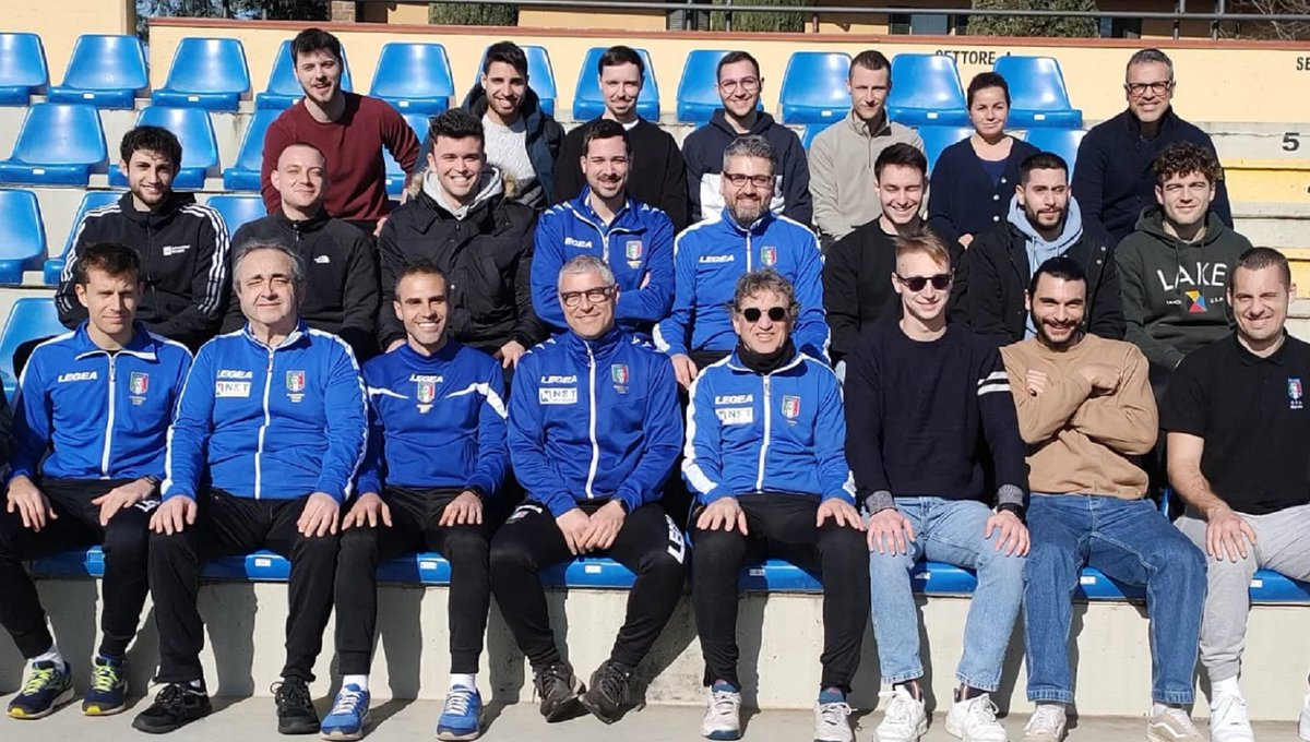 AIA_it's tweet photo. Incontro a #Coverciano tra l'#AIA e gli studenti della Scuola di Scienze Motorie di Urbino. Leggi la news: https://t.co/OAKEkyhE3Y #arbitri #calcio #sport https://t.co/NQV3s3uUIt
