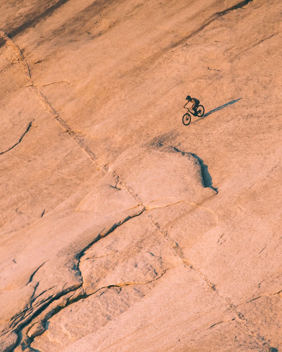 ScottSpain's tweet photo. La genius a través del bosque y el desierto, el granito y las altas montañas. 

ℹDescubre la historia completa de 'Versa', el último episodio de Chasing Trail, en: https://t.co/MM7Hvbnj9g

 🚴 @joelducrot 📷 @margusriga + @aedanskinner

#SCOTTbikes #SCOTTgenius #chasingtrail https://t.co/TKBItEuCGj