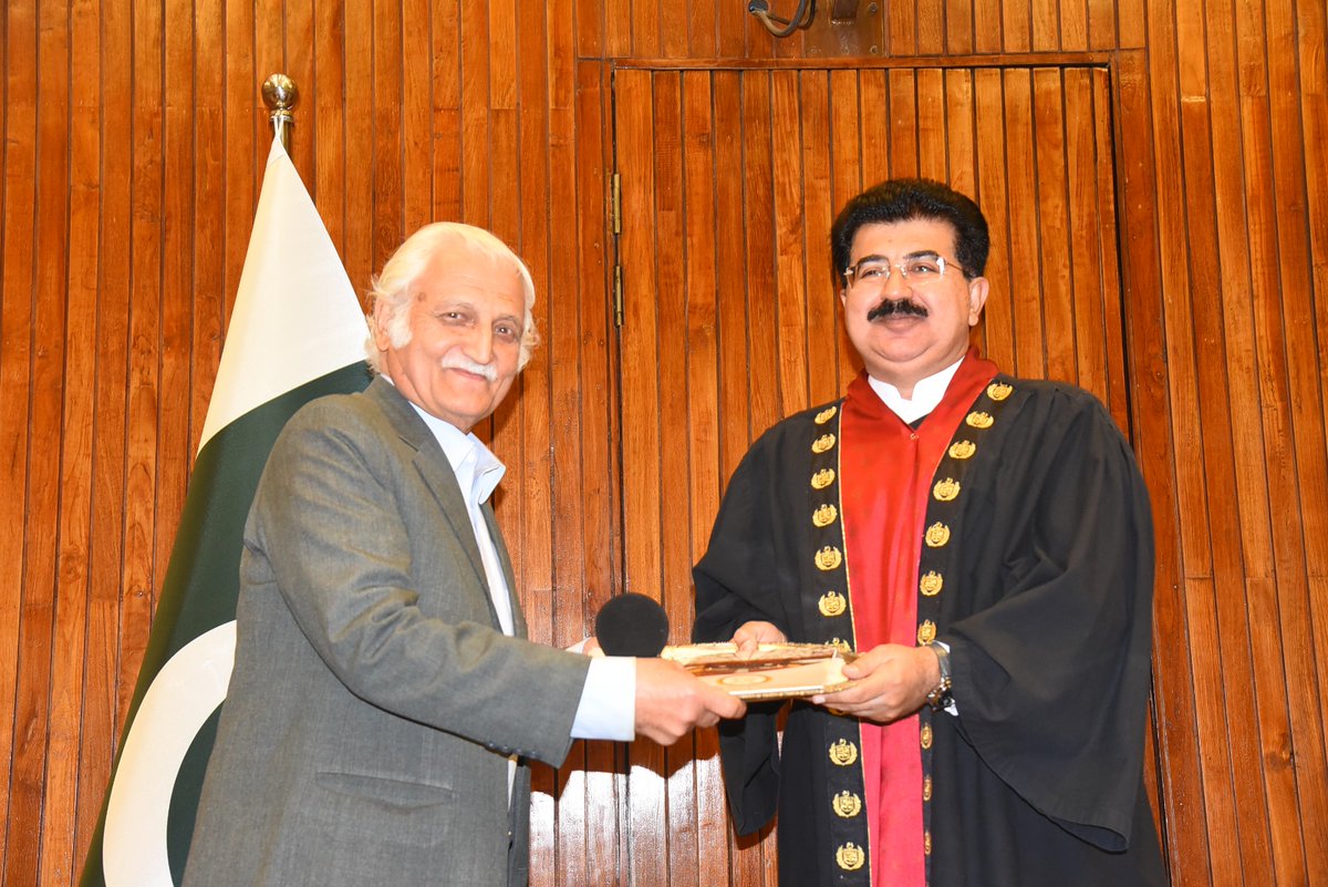 SenatePakistan's tweet photo. Chairman Senate, Muhammad Sadiq Sanjrani presenting medallions to Honourable Senators.
#paksenateat50 #Senate50Yrs #SenateGoldenJubilee https://t.co/PiYmi23RuC