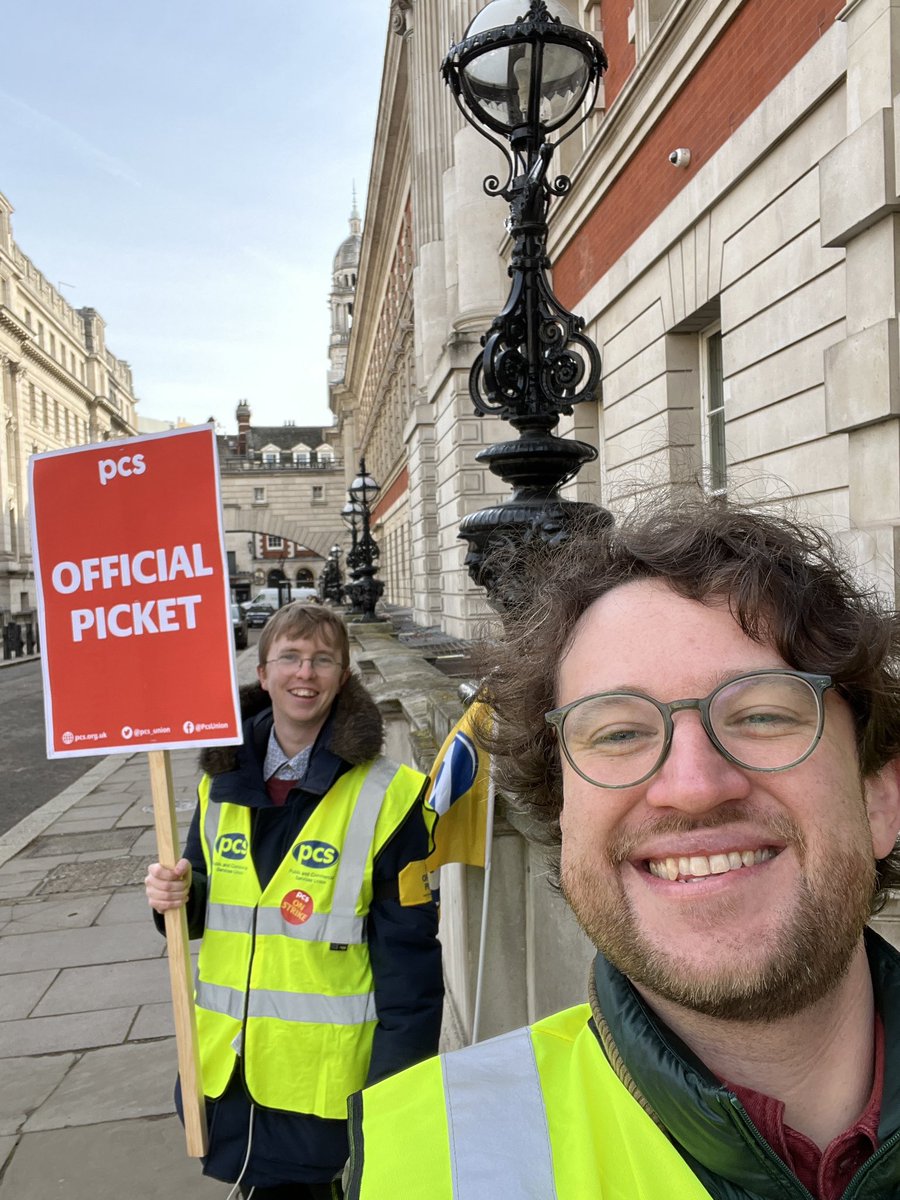 PCS_DIT's tweet photo. DBT out picketing our HQ in London and offices in Edinburgh. All entrances covered! #PCSonStrike https://t.co/nZoXSwI5DB