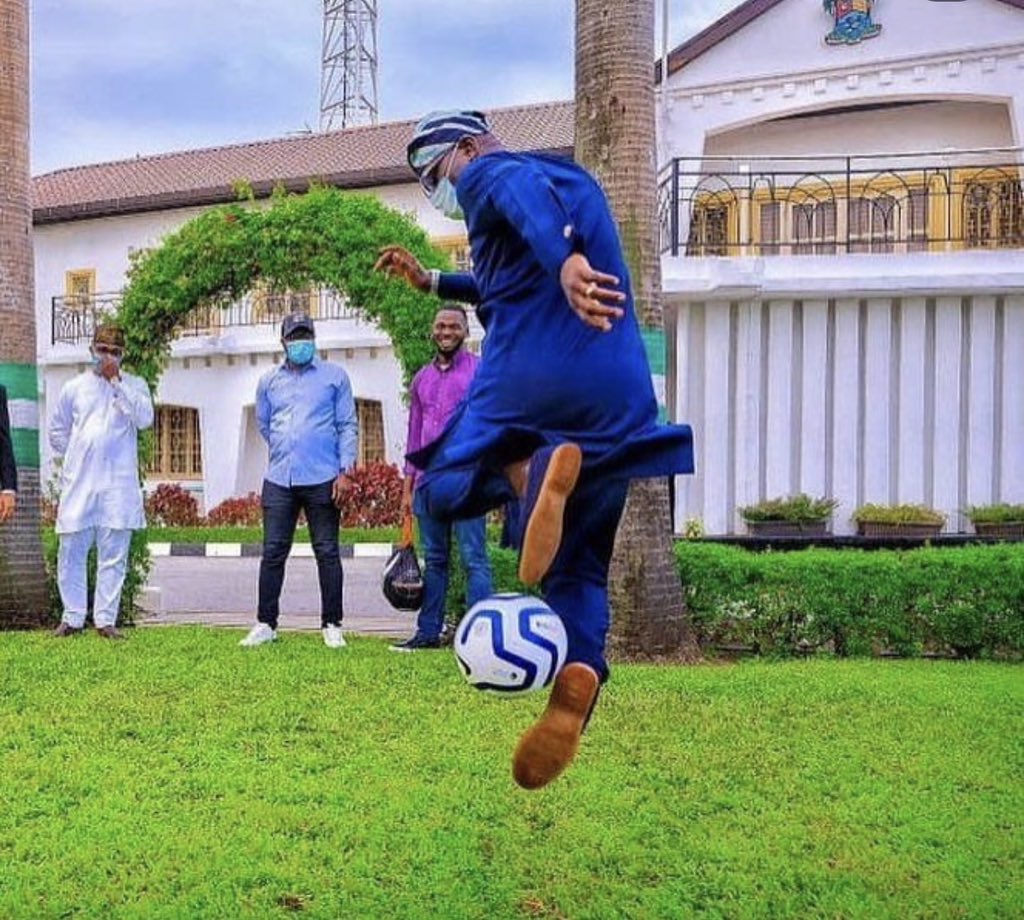 KingChrissie2's tweet photo. Sanwo-olu the footballer 
Sanwo-Olu the mechanic 
Sanwo-olu the barber
Sanwo-Olu the life of the party…..
Sanwo-Olu the desperate Governor….GOD AHBEG OH….LMAO!….

#ASUU #Protest Jandor Presiding Officer Davido https://t.co/fJRkL9Ukie