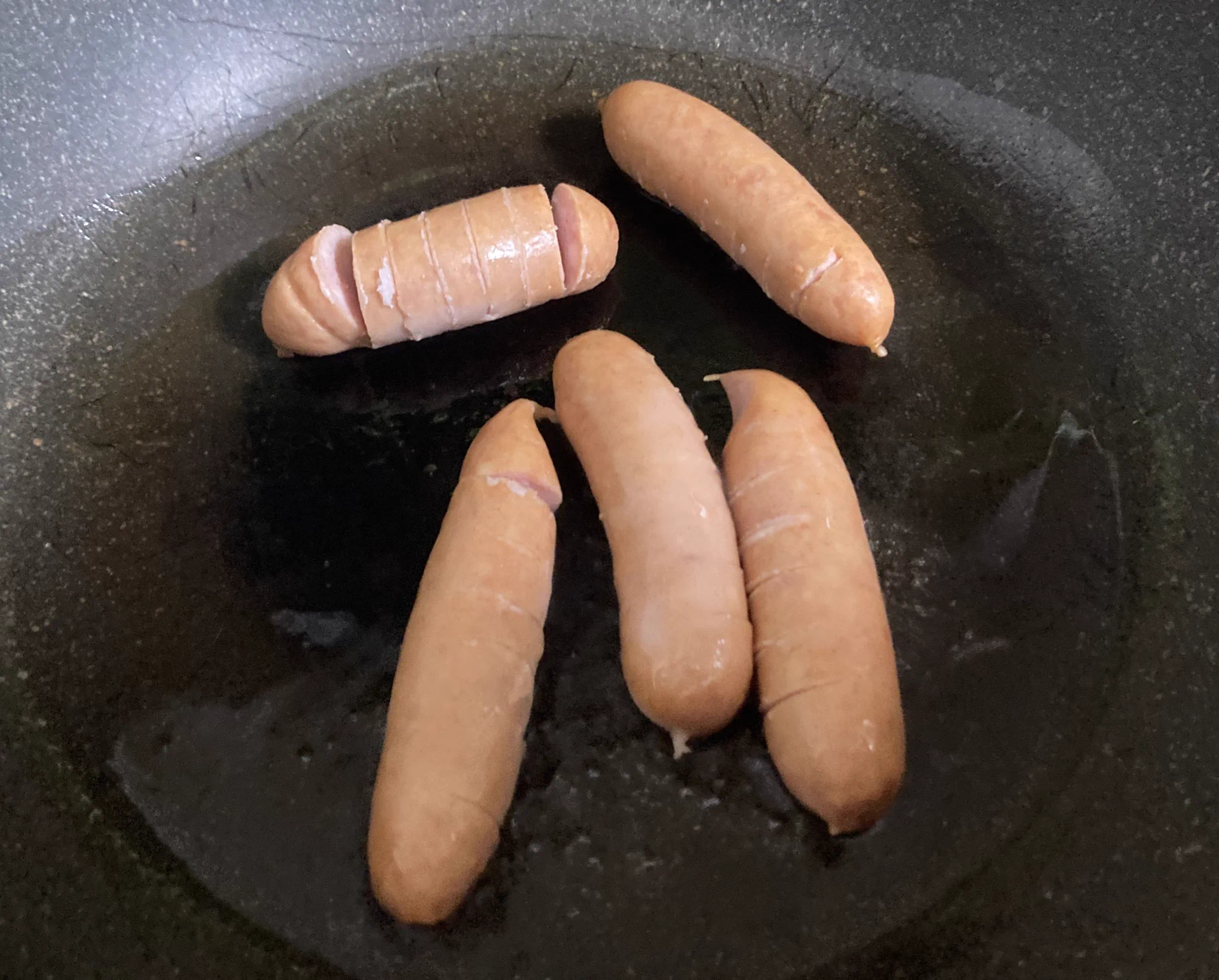 今夜はこれ作ってみたよ！安上がりで手早く出来て、なおかつ美味しい！凝った調理でなくても、いくつかの素材組み合わせて調味料かけたりするだけでとんでもなく幸せな気持ちになれます。最低限の自炊出来る環境と調味料とかを揃えていくの、幸せになる為にとても効率の良い近道だと思います。  