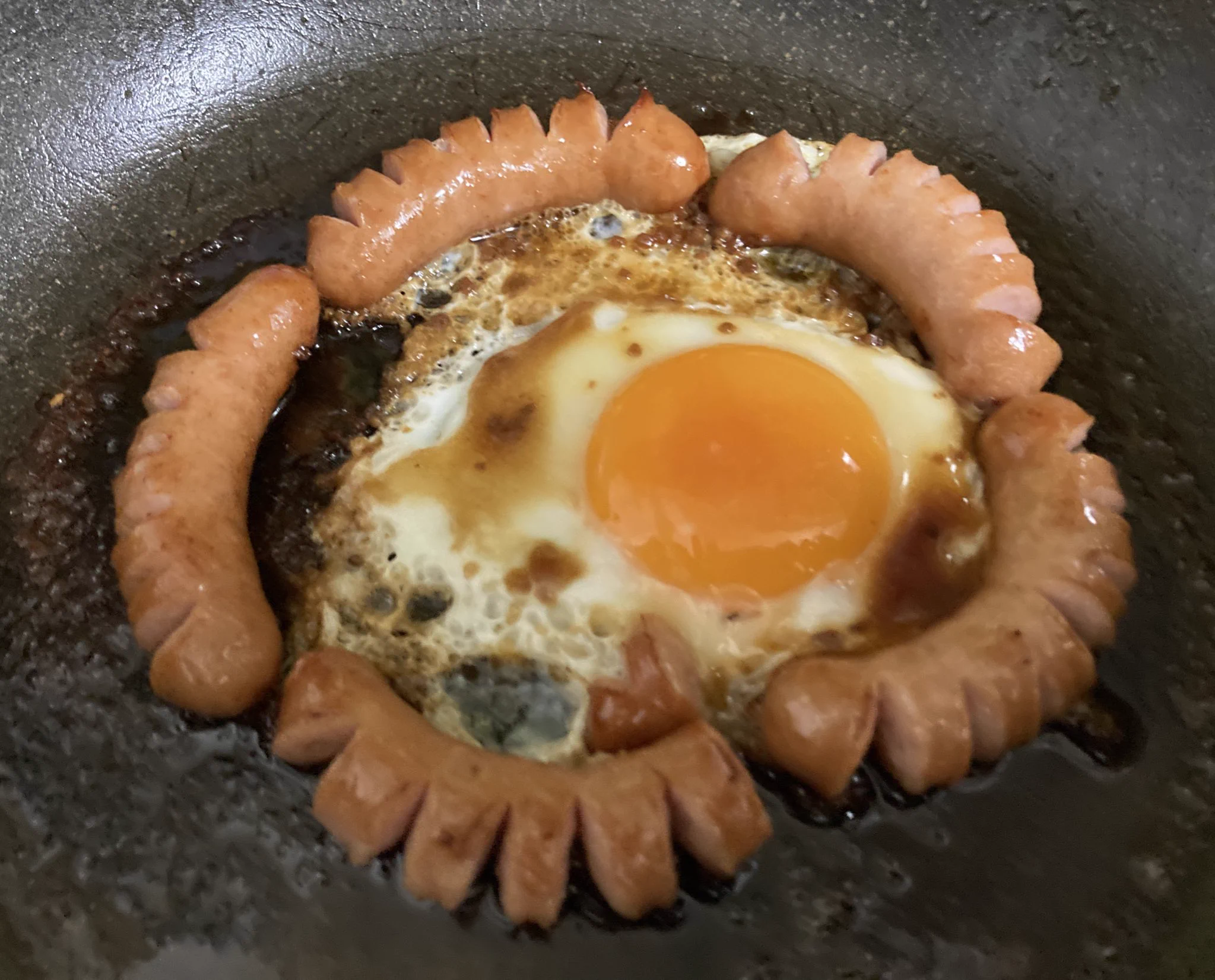 今夜はこれ作ってみたよ！安上がりで手早く出来て、なおかつ美味しい！凝った調理でなくても、いくつかの素材組み合わせて調味料かけたりするだけでとんでもなく幸せな気持ちになれます。最低限の自炊出来る環境と調味料とかを揃えていくの、幸せになる為にとても効率の良い近道だと思います。  