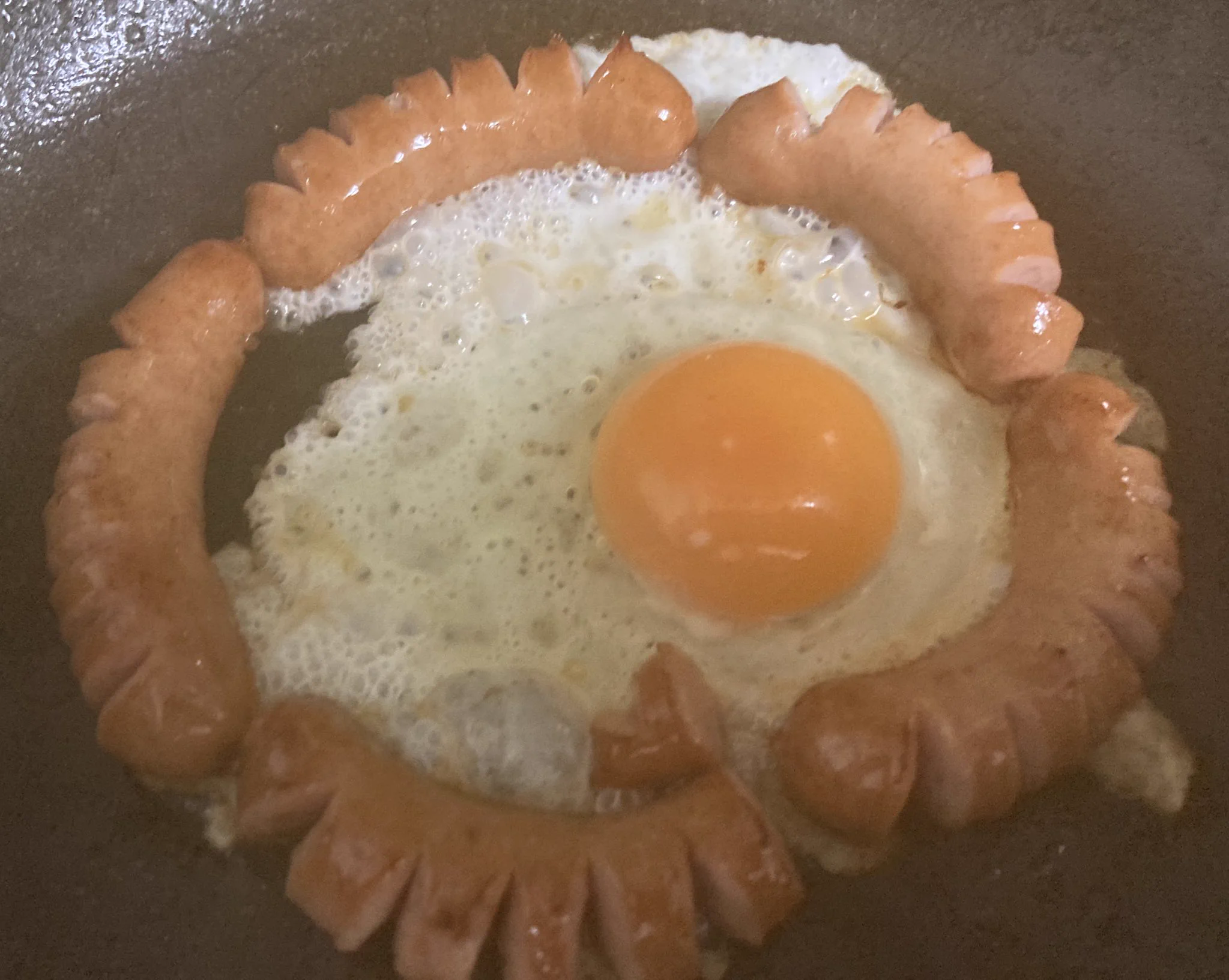 今夜はこれ作ってみたよ！安上がりで手早く出来て、なおかつ美味しい！凝った調理でなくても、いくつかの素材組み合わせて調味料かけたりするだけでとんでもなく幸せな気持ちになれます。最低限の自炊出来る環境と調味料とかを揃えていくの、幸せになる為にとても効率の良い近道だと思います。  