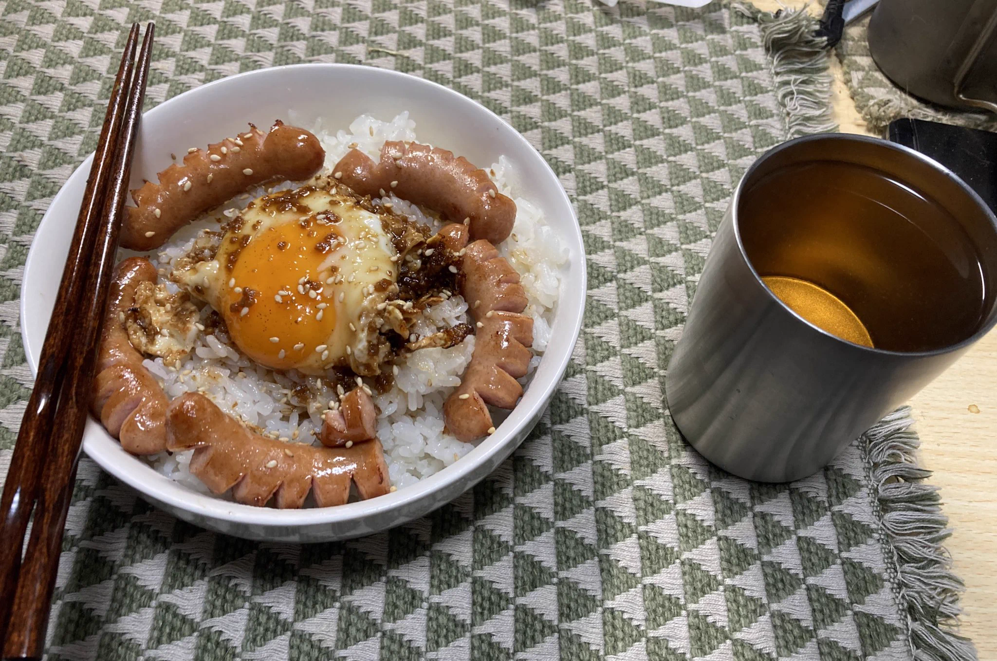 今夜はこれ作ってみたよ！安上がりで手早く出来て、なおかつ美味しい！凝った調理でなくても、いくつかの素材組み合わせて調味料かけたりするだけでとんでもなく幸せな気持ちになれます。最低限の自炊出来る環境と調味料とかを揃えていくの、幸せになる為にとても効率の良い近道だと思います。  