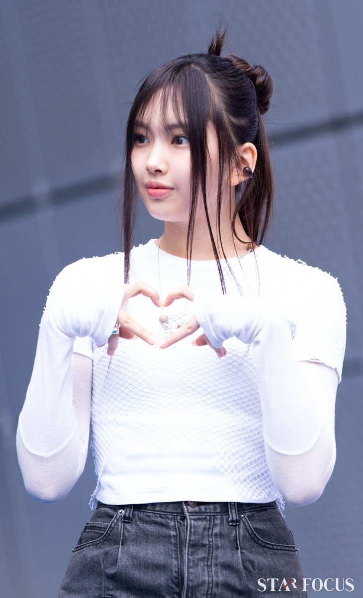 MgmFocus's tweet photo. 뉴진스 혜인, '작은 하트와 중간 하트'
https://t.co/DUHlPWqcyG
#뉴진스 #NewJeans #서울패션위크 #혜인 #HYEIN https://t.co/aOx80dpWqr