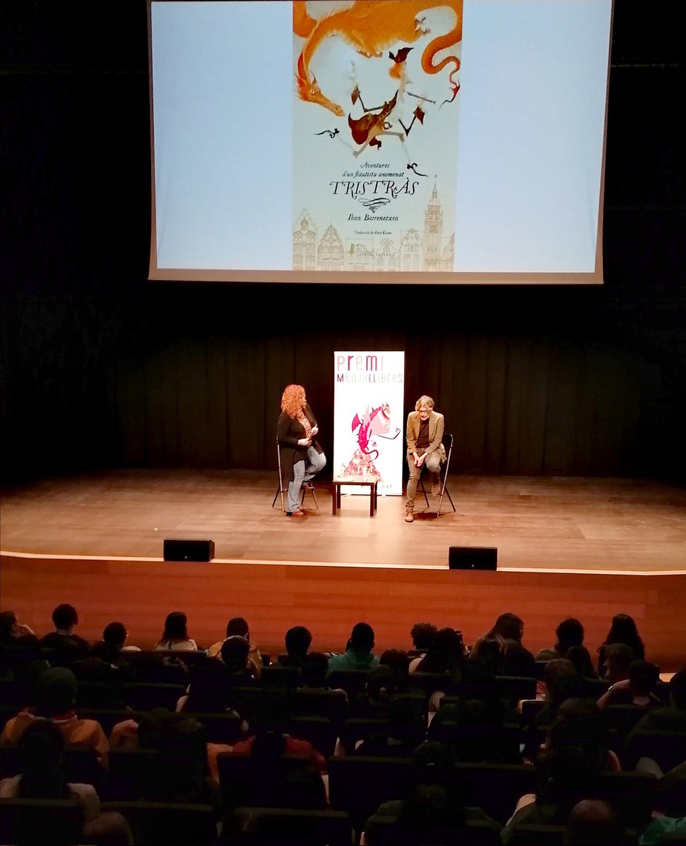 BibliotequesVNG's tweet photo. Iban Barrenetxea comenta el seu llibre "Aventures d'un flautista anomenat Tristràs" i les seves dots creatives amb les il.lustracions amb els alumnes de 1r i 2n d'ESO
https://t.co/72n6mSvEVt
#PremiMenjallibres #PromocioLectora #PAL #AuditoriEduardToldra https://t.co/MgcbFdp5VC