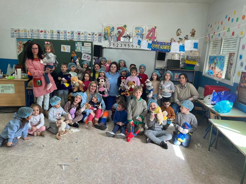 ags_nortedejaen's tweet photo. Profesionales del Servicio de Urgencias del Centro de Salud de #Santisteban junto al enfermero referente escolar forman en #PrimerosAuxilios #RCP y uso de #desfibriladores #DESA al alumnado del CEIP Padre Poveda de Venta de los Santos y del CEIP San Gabriel en Aldeahermosa https://t.co/YOWoSpx5c3