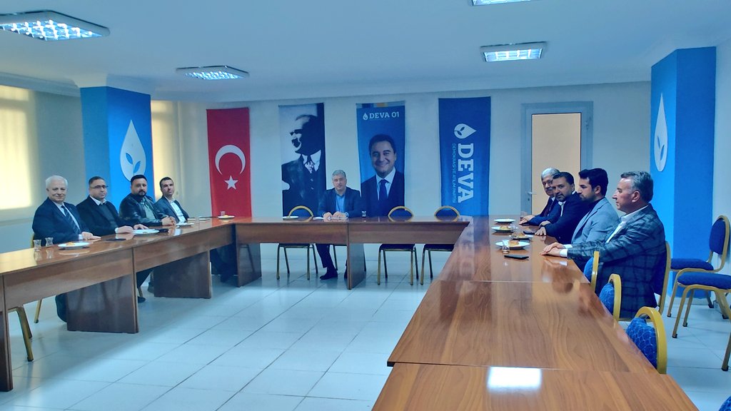 İl Başkanımız Sadullah Kısacık, İlçe Başkanlarımızla birlikte toplantı gerçekleştiriyor.