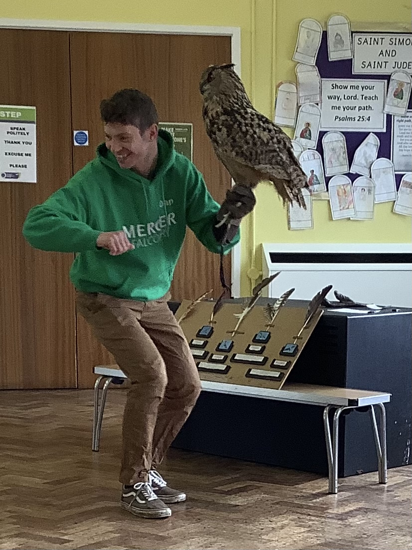 SSSJ_RISE's tweet image. Pre-school and Class one have just had a lovely time learning all about birds of pray. We met Sway the owl, Peggy the buzzard and Sky the peregrine falcon. The children are really looking forward to seeing them fly later today. @Rise_MAT #flourishandsucceed #birdsofpray