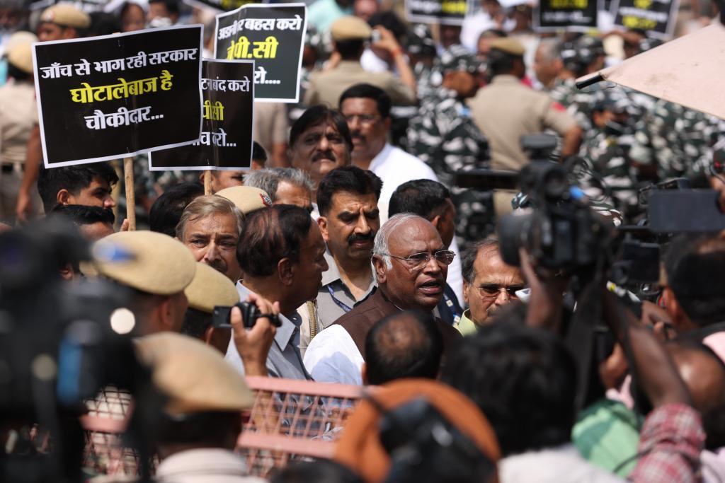 KeralaPMC's tweet photo. Congress leads opposition MPs march from Parliament to ED office to submit memo.
#ModaniLoot
#ModiJPCSeDaromat https://t.co/zVbunNmlu4