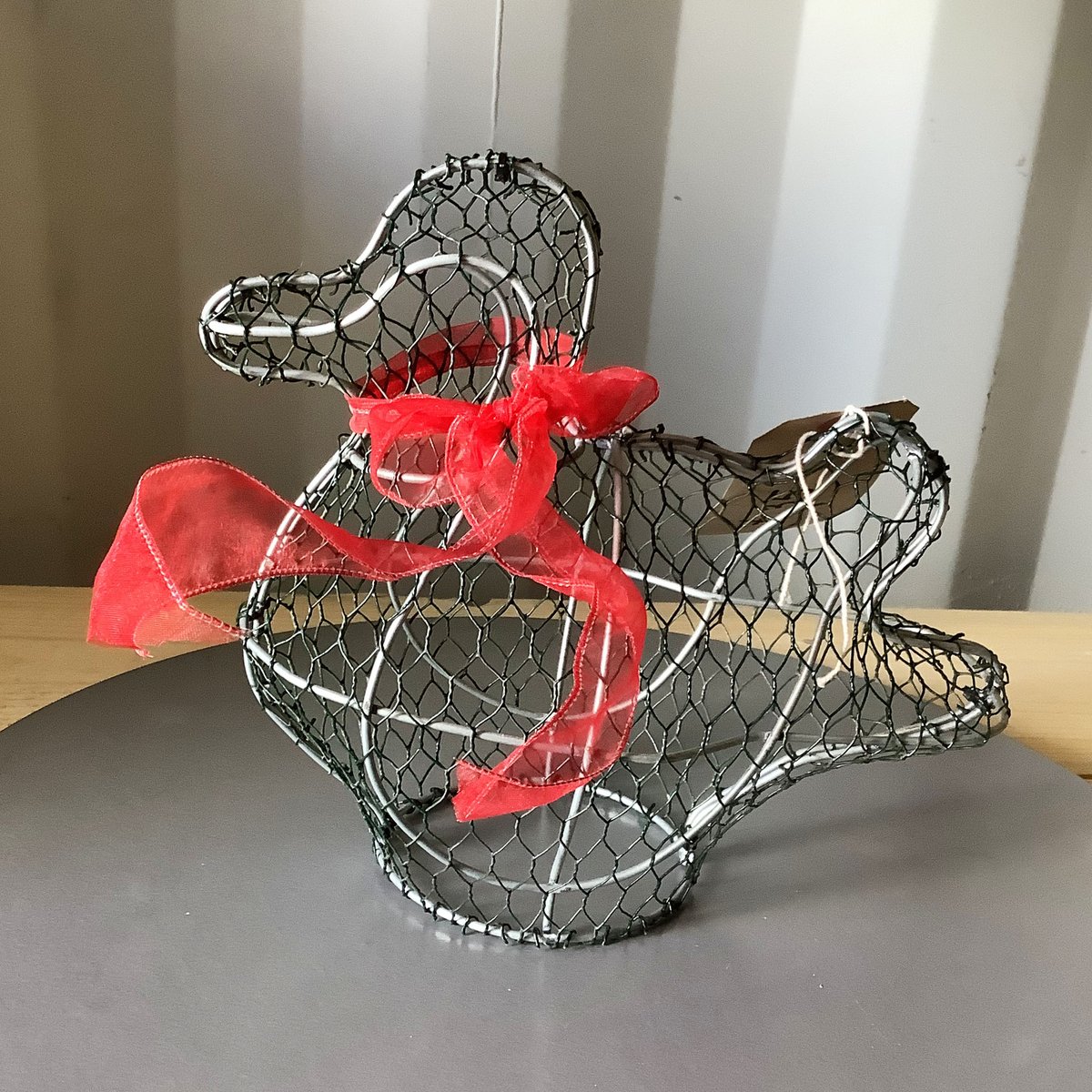 toptopiary's tweet photo. Quack quack 🦆

https://t.co/H8pxQy8Sdz

#ducktopiary #topiaryduck #topiarysculpture #topiaryart #handmadetopiary  #greenfingered #naturalart #presentidea  #gardenart #gardenideas #thenewforest #giftidea #wiresculpture #topiaryframe #topiaryanimals #quirkytopiary #diytopiary https://t.co/iPvdfpy9dl