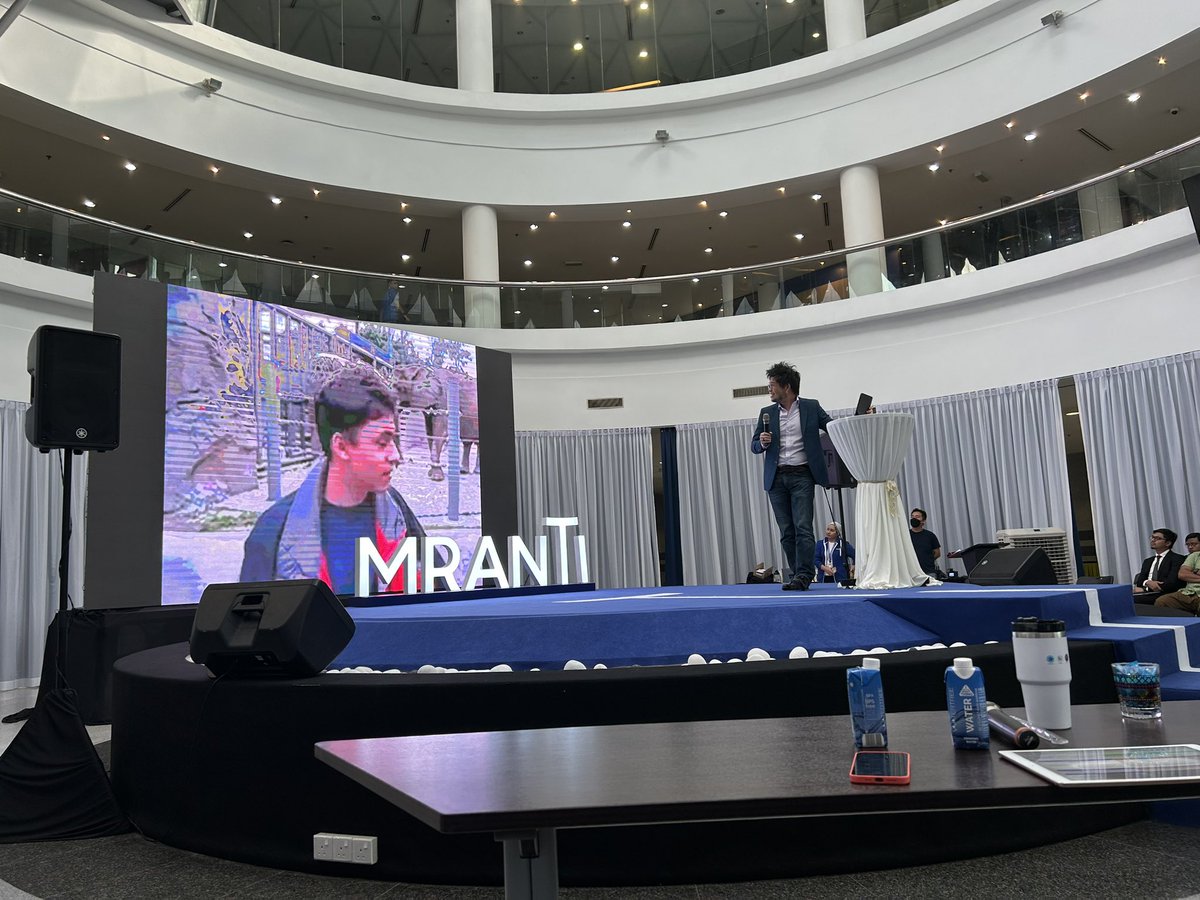 Super exciting listening to <a href="/stevechen/">steve chen</a> YouTube cofounder on his journey building YouTube and how this tool became a career to many (aka YouTubers). Behind him on screen is the first ever video uploaded by Jawed, a cofounder as well. #Supercharger <a href="/myMRANTI/">MRANTI</a> #openmic