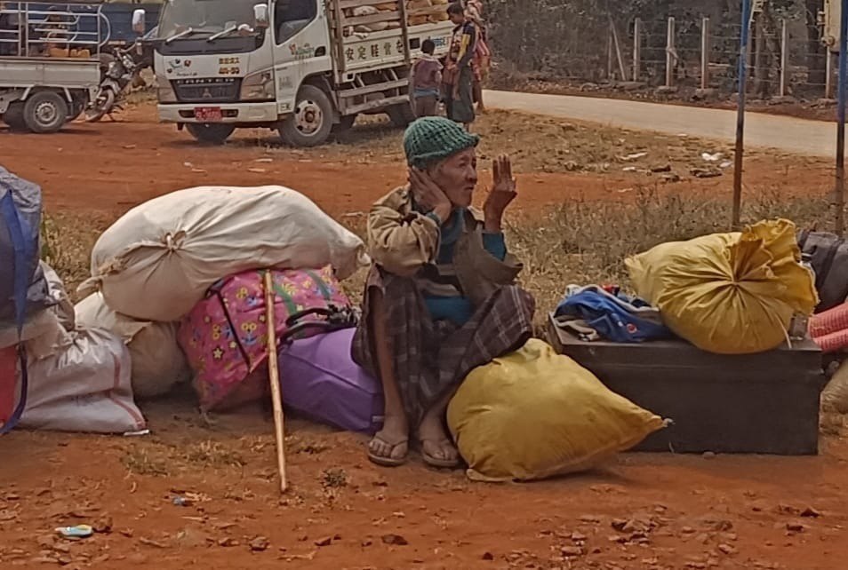 zawmoethant71's tweet photo. Around 6,000 residents,who have fled the war are trapped in middle of fighting in the east of #DiMoSo Twp, which is under attacked by soldiers of #SAC, & there is no place to run to escape, said those who are helping refugees.
https://t.co/m5VgpPbdjk
#HelpMyanmarIDPs https://t.co/uqq3jmNJaF