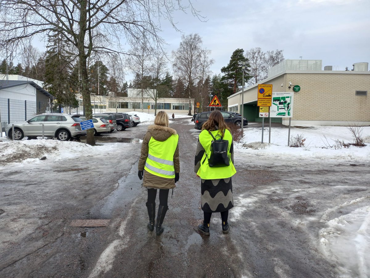 Reksin arkea: aamu alkoi liikenteenohjauksella sekä oppilaiden ja huoltajien kohtaamisilla koulun pihalla. Reippaan aamu-ulkoilun jälkeen päivä jatkuu oppilaspalavereilla, toimistohommilla ja henkilöstöasioiden hoitamisella. #reksihommia