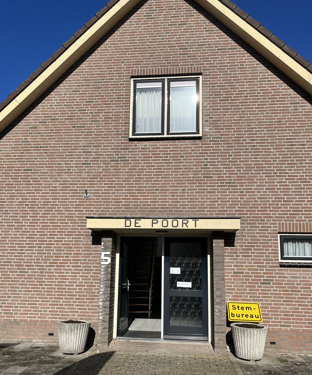 BurgmOverbetuwe's tweet photo. Begonnen met mijn rondje langs de #stembureaus in @Gem_Overbetuwe met #Oosterhout #Valburg #Herveld #Andelst Dank aan alle #vrijwilligers die zich hiervoor inzetten op deze dag van de #democratie ๐ณ๏ธ๐ https://t.co/XdJ0TmfOdU