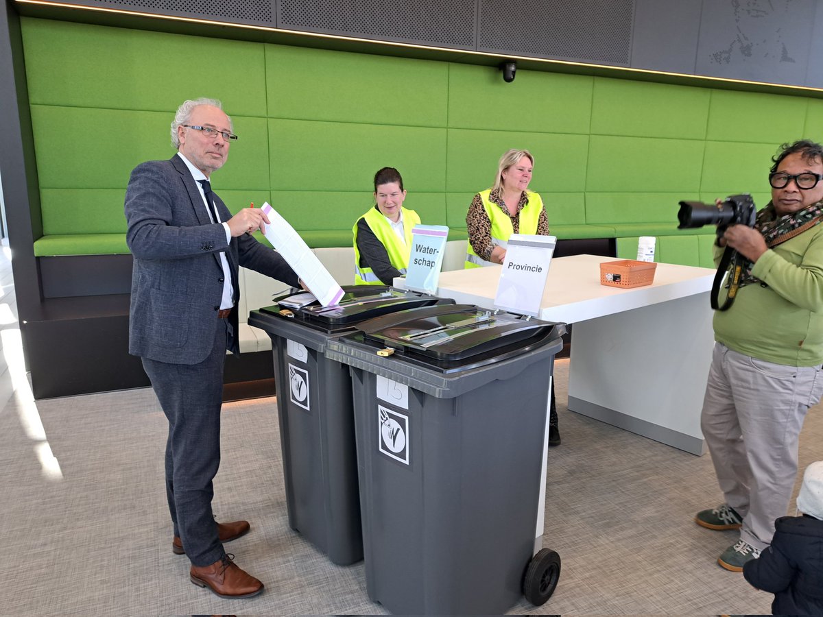 <a href="/ProvUtrecht/">Provincie Utrecht</a> <a href="/HansOosters/">Hans Oosters</a> <a href="/gemeentewoerden/">gemeente Woerden</a> @vjhmolkenboer Mooi om te zien hoe <a href="/gemeentewoerden/">gemeente Woerden</a> ook stemmen voor mensen met een beperking mogelijk maakt: breed stemhokje, audiovisuele ondersteuning, stemmal. 
Dank voor de inzet om #stemmen voor iedereen <a href="/ProvUtrecht/">Provincie Utrecht</a> &amp; <a href="/HDSR_waterschap/">Stichtse Rijnlanden</a> mogelijk te maken! Dus maak gebruik van #stemrecht!