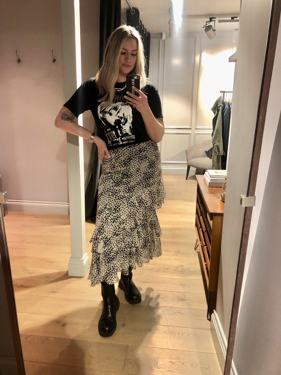 aoife_patrick's tweet photo. On Wednesdays we wear “Willa”
🤍💜🖤 #ootd #mintvelvet @WeAreMV_ @JeanneTebbutt https://t.co/CfI6Lpl993