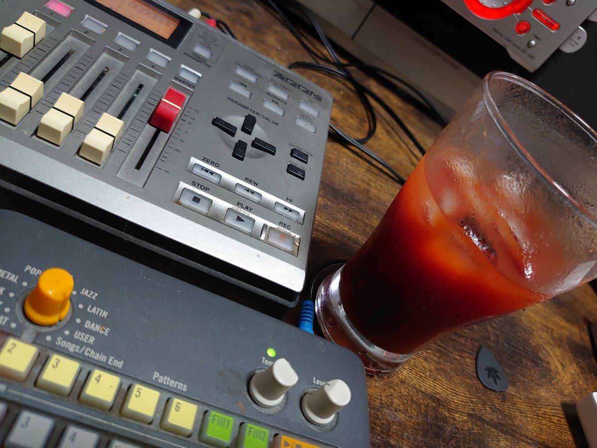 punkcatdrunker's tweet photo. 宝焼酎トマ酎待機♪
#ヘルスマパンク
#FMHIME
#DJCOCOON https://t.co/ToY95EKHDj