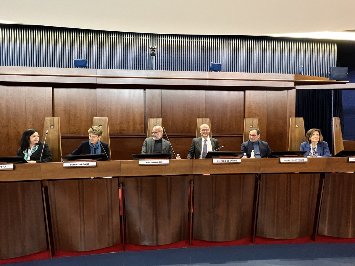 UniSalerno's tweet photo. [CINQUANTENARIO #INFORMATICAUNISA] 💻✨
LIVE dall’Aula Magna “V.Buonocore” di Ateneo la #Cerimonia dedicata al #Cinquantenario del Corso di Laurea in #Informatica all’Università degli Studi di Salerno.
@DInfUniSa #50InformaticaUNISA https://t.co/QzKBfd3GpT