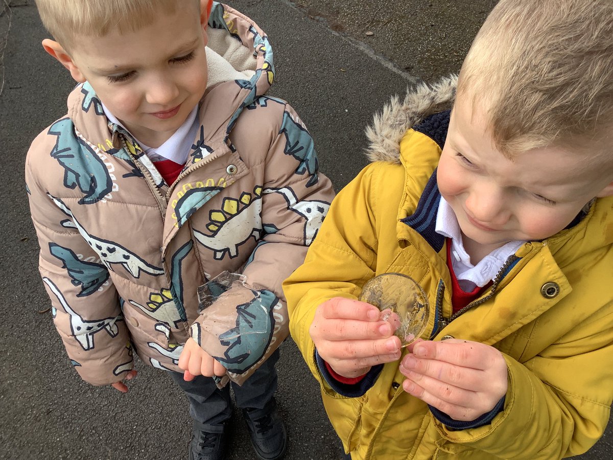 NurseryOPS's tweet image. Exploring our outdoor environment. ❄️

“My ice is a circle.”

“ It is cold and wet.” 

#opsscience #earlymaths #understandingoftheworld