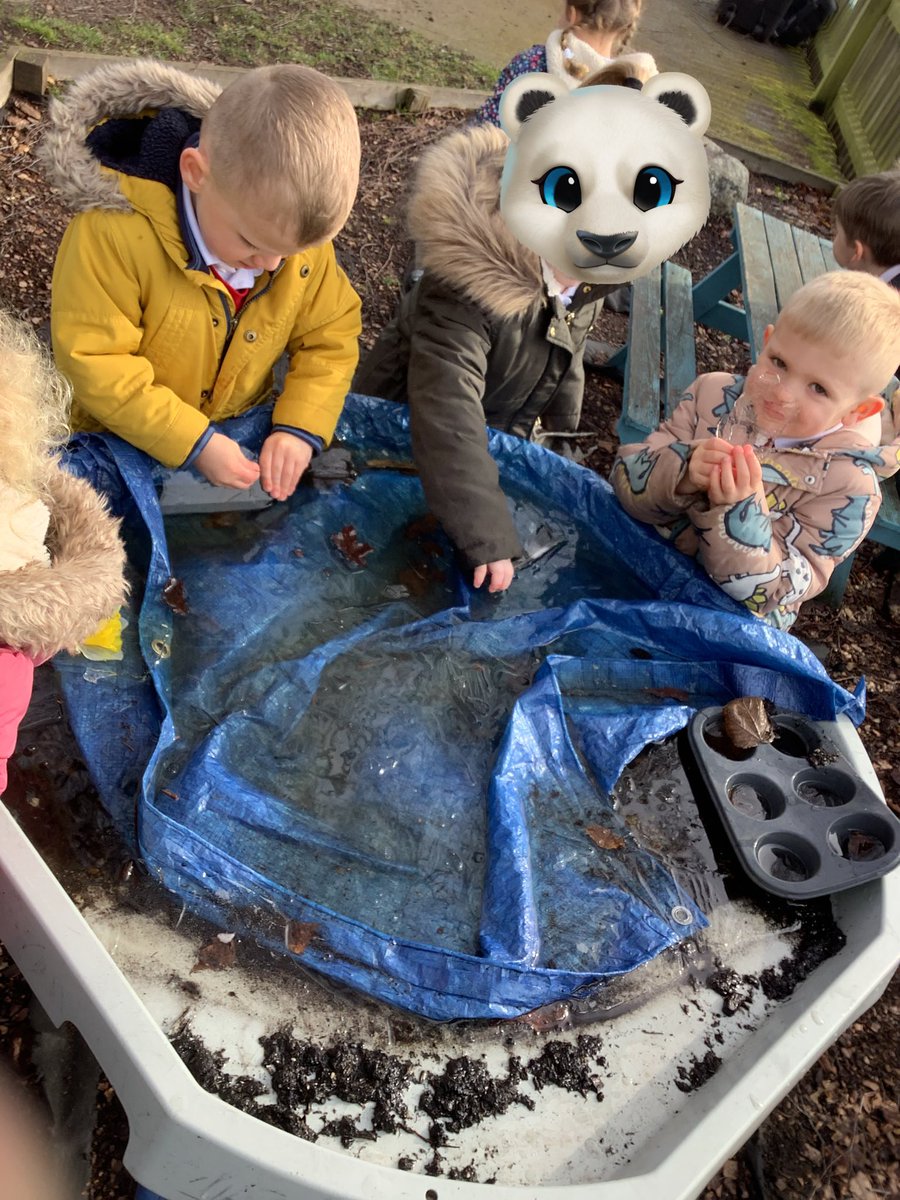 NurseryOPS's tweet image. Exploring our outdoor environment. ❄️

“My ice is a circle.”

“ It is cold and wet.” 

#opsscience #earlymaths #understandingoftheworld