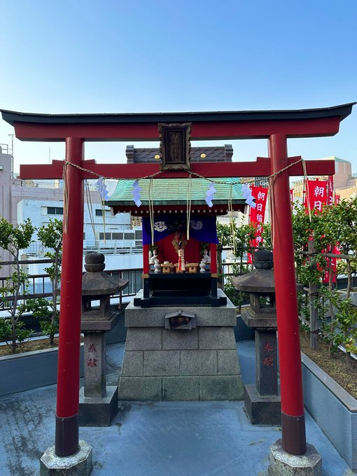 『天気の子』の聖地陽菜が晴れ女の力を授かった朝日稲荷神社✨銀座の建物の屋上に神社があるんですね！新海誠監督、作品ごとに出