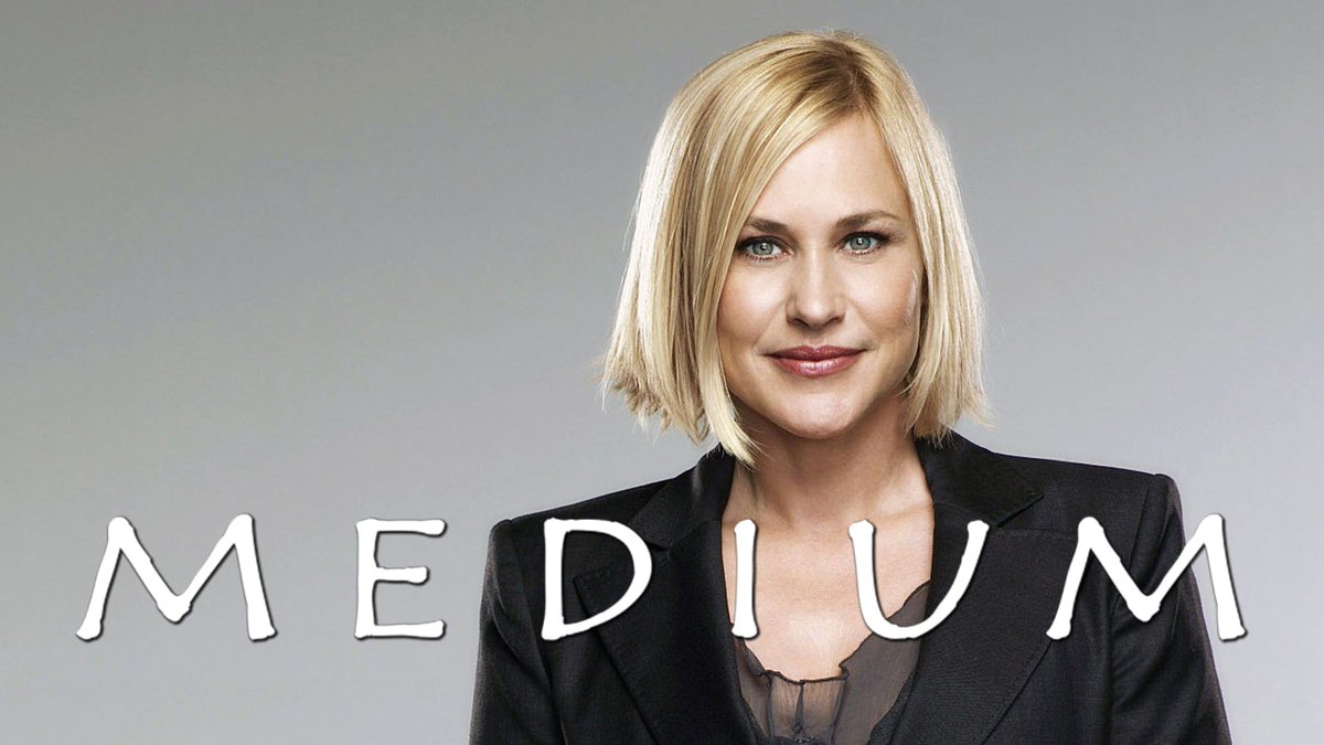 Llevo un par de días con esta serie en la cabeza ¿la recuerdan? No hay forma de dar con ella. ¿Alguien sabe en qué plataforma está? Si está, claro. Como me encantaba el papel que hacía #PatriciaArquette y #JakeWeber. #Medium