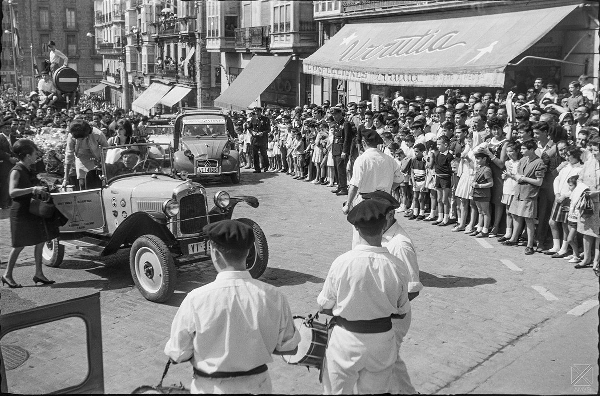 CitroenAlava's tweet photo. En 1966, la ciudad de #Vitoria, homenajeó a nuestro fundador, D. Emilio Álava, por realizar una sonada ascensión con un #Citroen #5HP hasta la cima del Monte #Gorbea en 1924, repetida en 1966 con 77 años. © Archivo Municipal Vitoria Gasteiz / Vitoria-Gasteiz, el pasado presente. https://t.co/xtA7n5i1pH