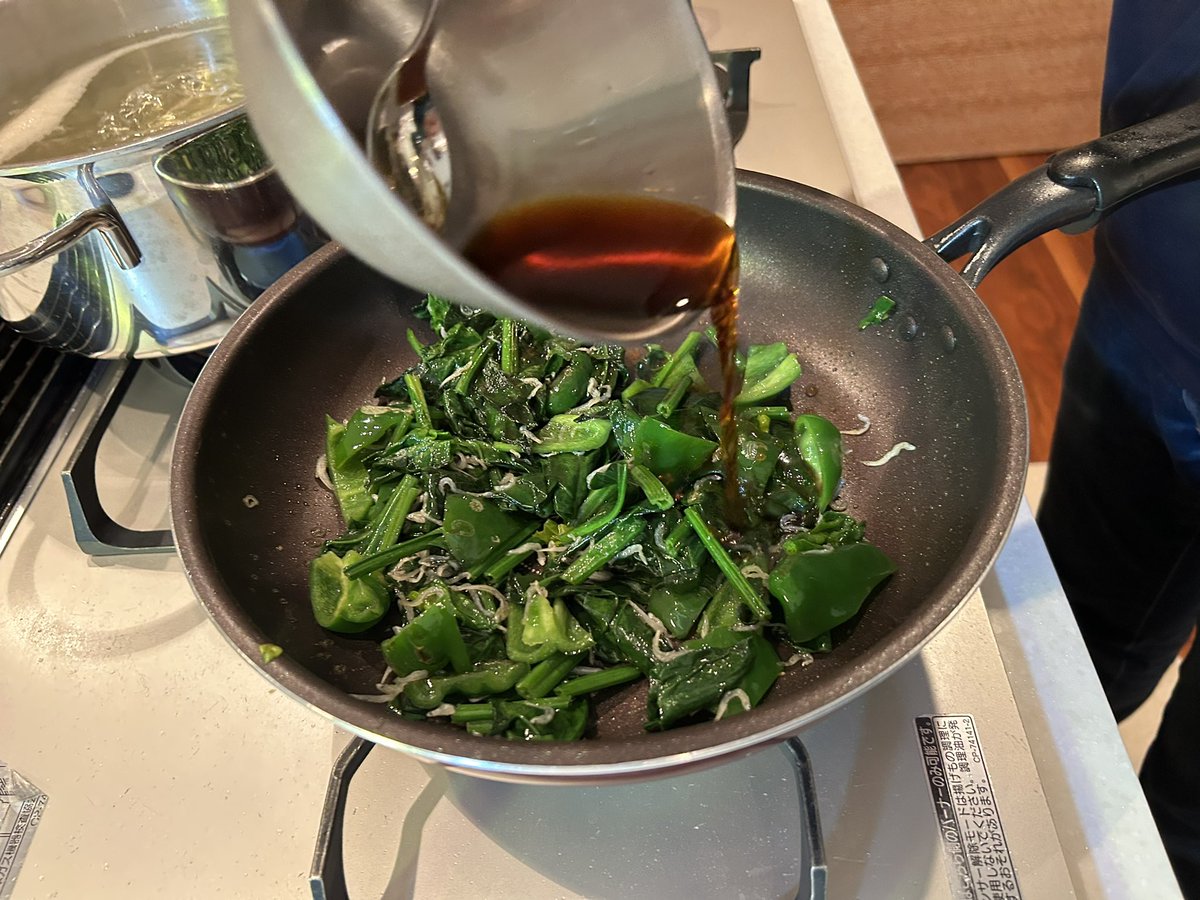 DietMan40's tweet photo. 野菜を最高に美味しく食べるならこれやってみて！

①ほうれん草とピーマンを食べやすい大きさにカット。
②フライパンに食材を全部入れる。
③ほうれん草がしなったらジャコと調味料を入れ炒めて完成。

箸が止まらない絶品じゃこ炒めです。 https://t.co/pk5ZdvBDA3