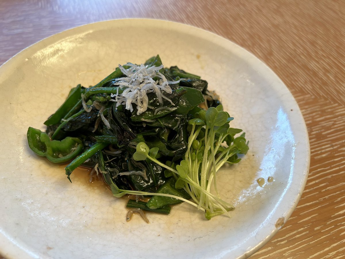 DietMan40's tweet photo. 野菜を最高に美味しく食べるならこれやってみて！

①ほうれん草とピーマンを食べやすい大きさにカット。
②フライパンに食材を全部入れる。
③ほうれん草がしなったらジャコと調味料を入れ炒めて完成。

箸が止まらない絶品じゃこ炒めです。 https://t.co/pk5ZdvBDA3