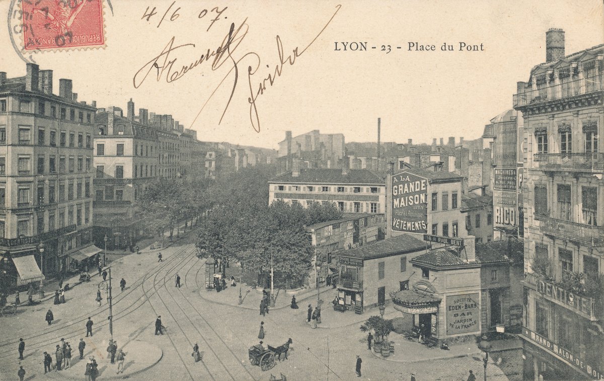 LyonMemento's tweet photo. La Place Gabriel Péri et le Cours de la Liberté vers 1907
_____
Carte Postale : Lyon - 23 - Place du Pont
Collection privée #mémentolyon #cartepostale #lyon #france #onlylyon #collection #histoire #throwback #oldpic #cartophile #picoftheday #photo #placedupont #lyon7 #guillotière https://t.co/x9wLnFh3Ba