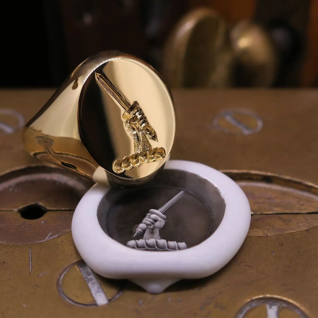 londonengraver's tweet photo. Collab with @nicholashaywoodjewellery to create this seal engraved Crest signet ring 👌🏼
#londonengraver #collab #nicholashaywoodjewellery #masterengraver #signetring #signetstyle #pinkyring #crestring #solidgold #sydneyjeweller #australianartist #madetoo… https://t.co/HTjj0wJ1dr https://t.co/VahrHjxkDG