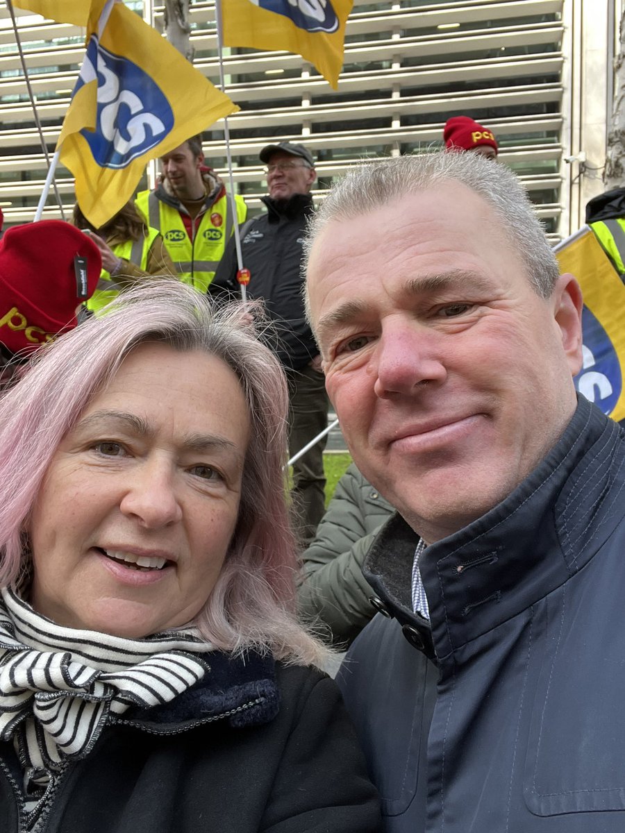 LSRPlaid's tweet photo. Yn falch o ymuno Γ’ llinell biced heddiw
Proud to stand with
@pcs_union members & General Secretary Mark Serwotka outside UK Govt Home Office
Public workers need fair pay to withstand inflation poverty
Great to meet Joe from Cardiff too! #solidarity
#5pointplan
@JusticeUnions https://t.co/95leRMKxbD