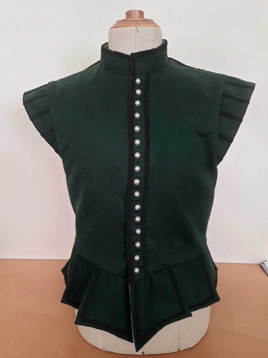 LuaMedia's tweet image. Coleto masculino confeccionado en paño de lana color verde oscuro. Está ornamentado con pasamanerías es color negro.
Forrado en lino color natural.
#luamedia #reenactment #coleto