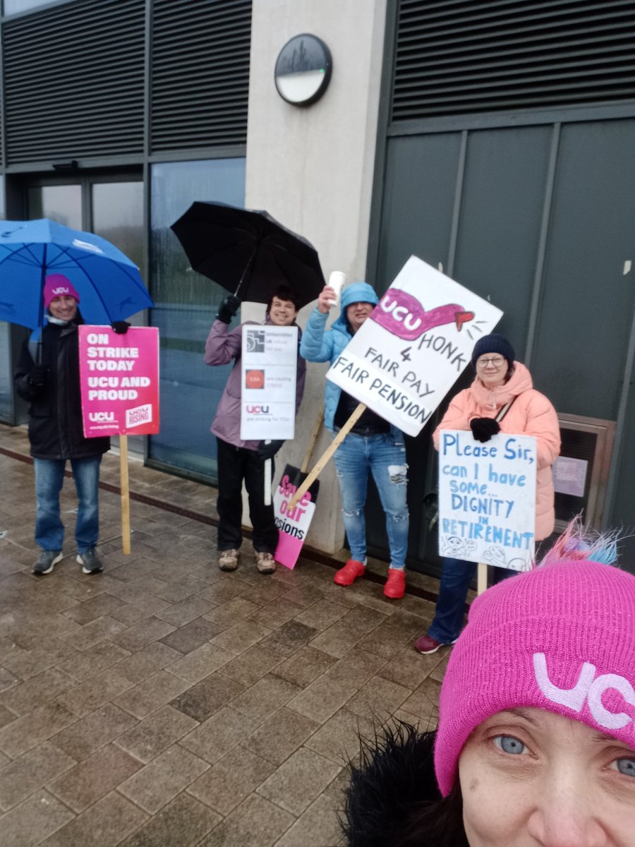 Bay campus picket @SwanseaUcu  we're here protecting the future of education at @SwanseaUni. Fair pay and pensions aren't magically granted, we have them because unions have persistently fought for them. Supporting the strikes is how we support a fair society. Solidarity all ✊