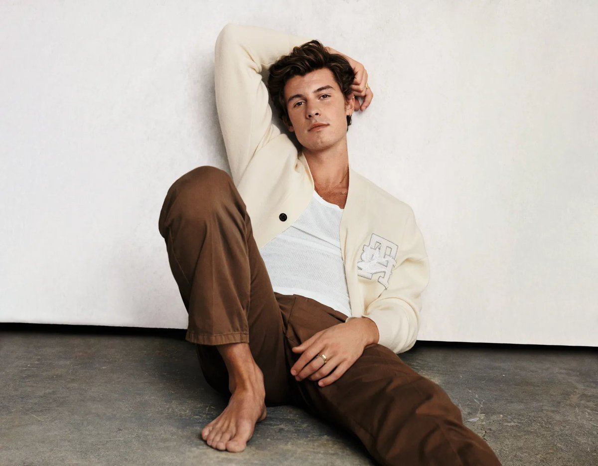 BritishVogue's tweet photo. Shawn Mendes and @TommyHilfiger have joined forces on a collection of ’90s-inspired classic pieces. 

Read the interview here: https://t.co/KXlR6yJWQ8 https://t.co/0bC24Dn5oj