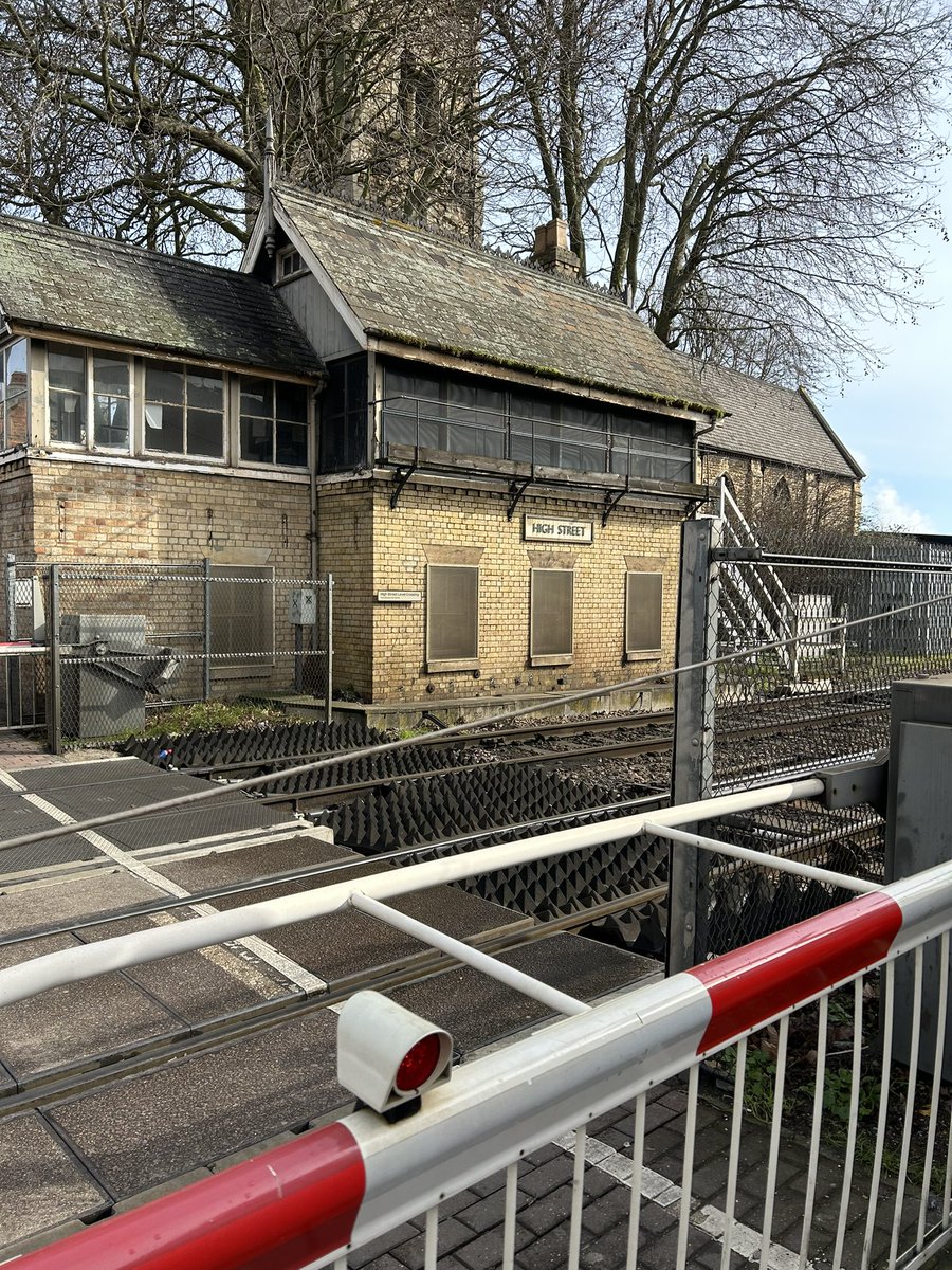 JSN_LW's tweet image. @LNER @networkrail How about converting this old signal box into a #FirstClassLounge for #LNER customers?

Appreciate there would be a need for a small elevated walkway to link to the platform / entrance.