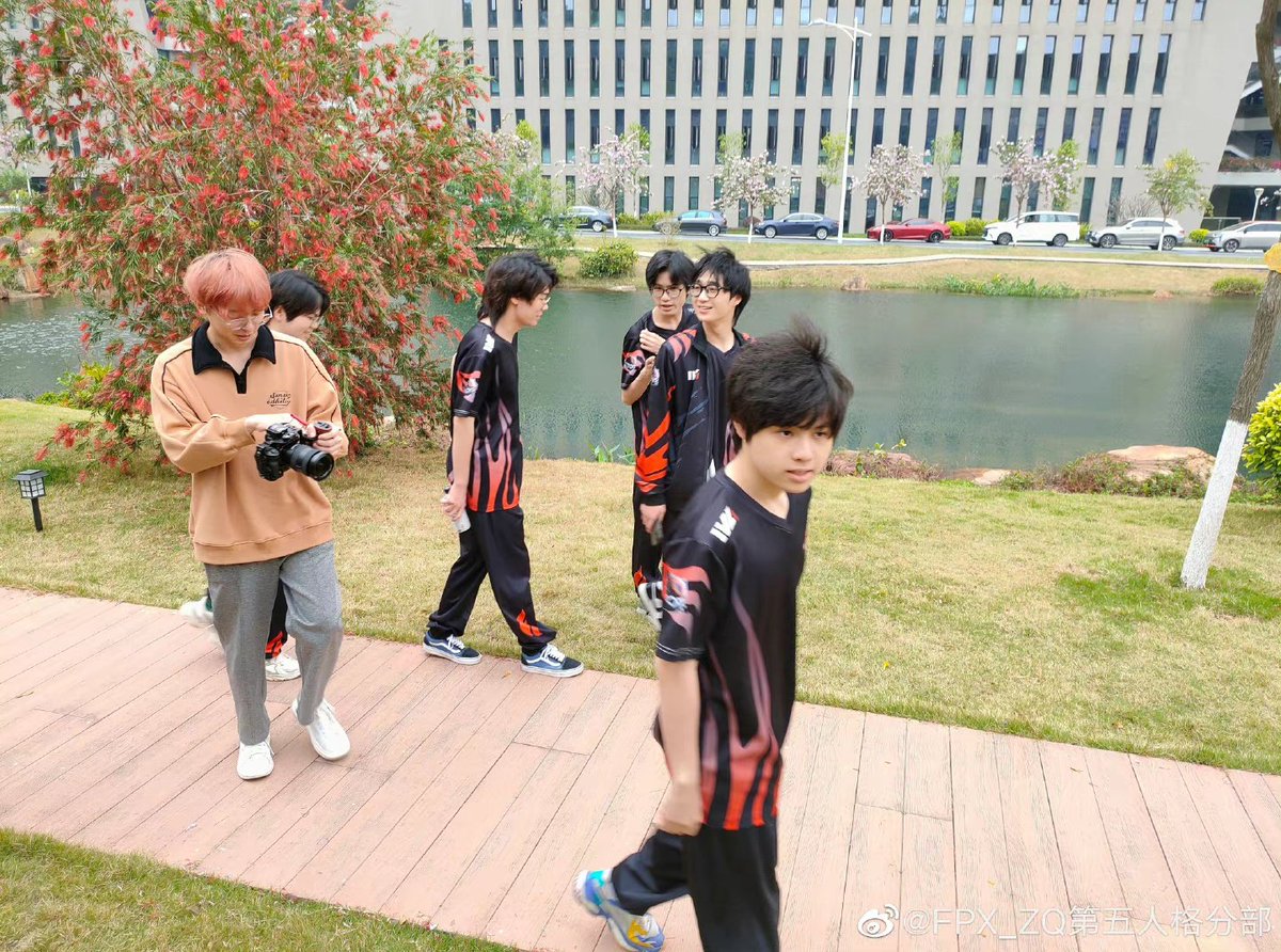 weiboidv_fans's tweet photo. FPX.ZQ update with Dibao, Maomao and Libao 😍 (1/2)

Yesterday's field tidbits: one-hour tour of the headquarters

#WeiboTeam #FPX.ZQ_D #ddd #Dibao #低保 #FPX.ZQ_Maom #Maomao #猫猫 #FPX.ZQ_Libao #Libao #逃离 https://t.co/I2G0TQP7G8