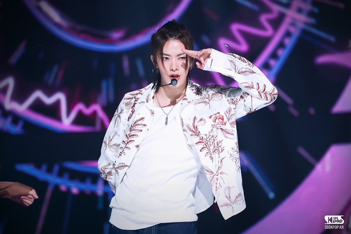 jnsung's tweet photo. white casual t-shirt, floral-printed overcoat, and man bun. the entire ambiance of glee-glowing shades with an ecstatic grin I paraded at once depicts me as if I'm the summer delight, burning and freshening up.  

https://t.co/TdoGtRtLEB