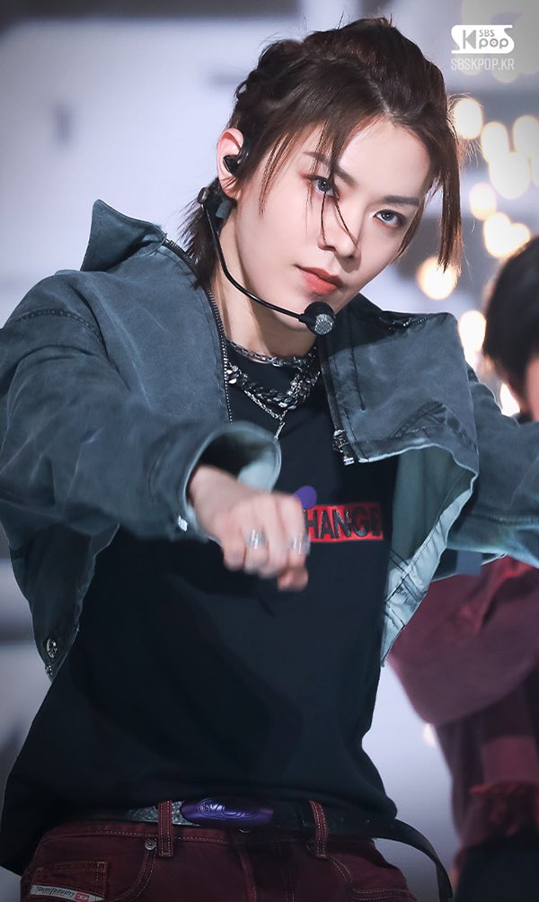 draped in a hipster, immersed in the sequence of rich splendor and rigidity in a stare that was shown upon all spectators giving a blast of magnificent experience perhaps you won't fail to recollect. call it, a gaze that could kill, deadly but luring