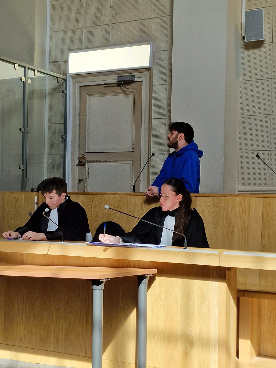 Félicitations aux étudiants de Ambitions BTS du lycée de la Venise verte pour le procès fictif qui s'est tenu au tribunal de Niort. Ecriture, gestion du stress, prise de parole en public, tout est travaillé ici, jusqu'à l'appréhension de la difficulté de juger.1 très beau moment!
