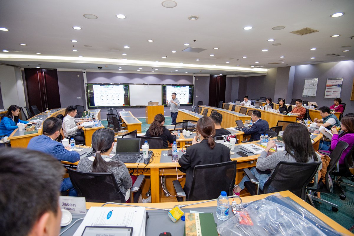 GK_EMBA's tweet photo. GK09 has finished their very first module featuring an in-person #Kellogg professor in Beijing, the first in 3 years.

During the module, which featured Guanghua Prof. Lei CHEN, they also organized a Business Expo, presenting their organizations and sharing their expertise. https://t.co/OknwzYcT16
